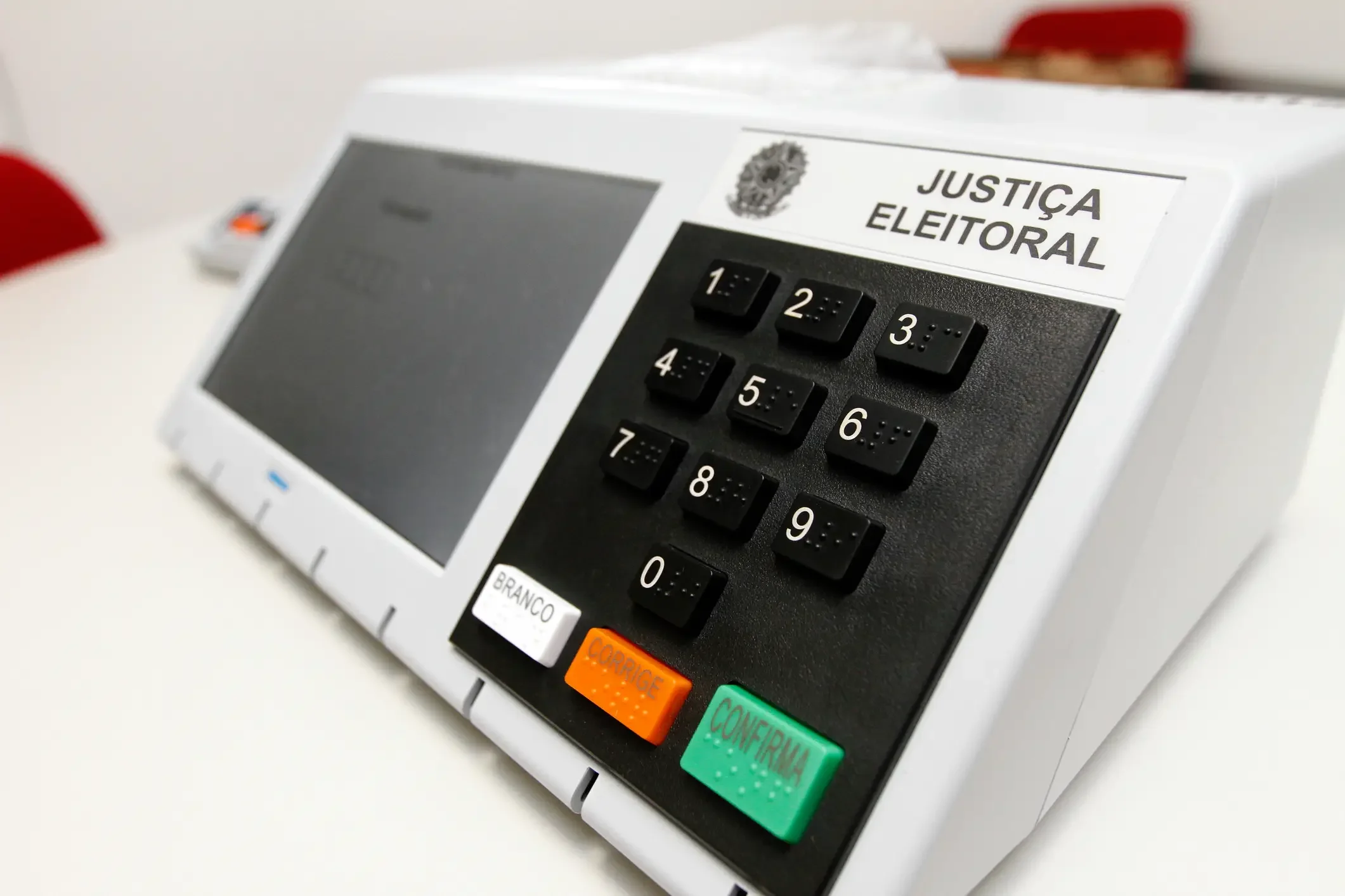 O pr&oacute;ximo passo foi o encontro triunfal com a urna eletr&ocirc;nica que provoca a saudosa ira dos benefici&aacute;rios do voto de cabresto e das elei&ccedil;&otilde;es de bico de pena