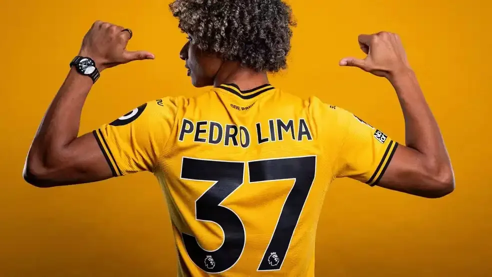 Imagem de Pedro Lima de costas com a camisa do Wolverhampton e o número 34