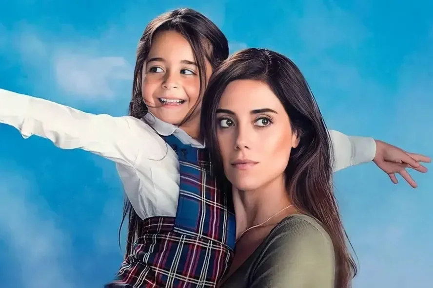 Protagonistas da novela turca "Mãe", sucesso no streaming.