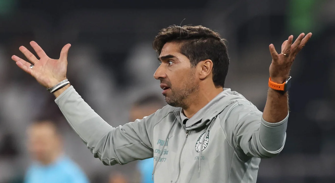 Imagem de Abel Ferreira, t&eacute;cnico do Palmeiras, com os bra&ccedil;os abertos na beira do campo