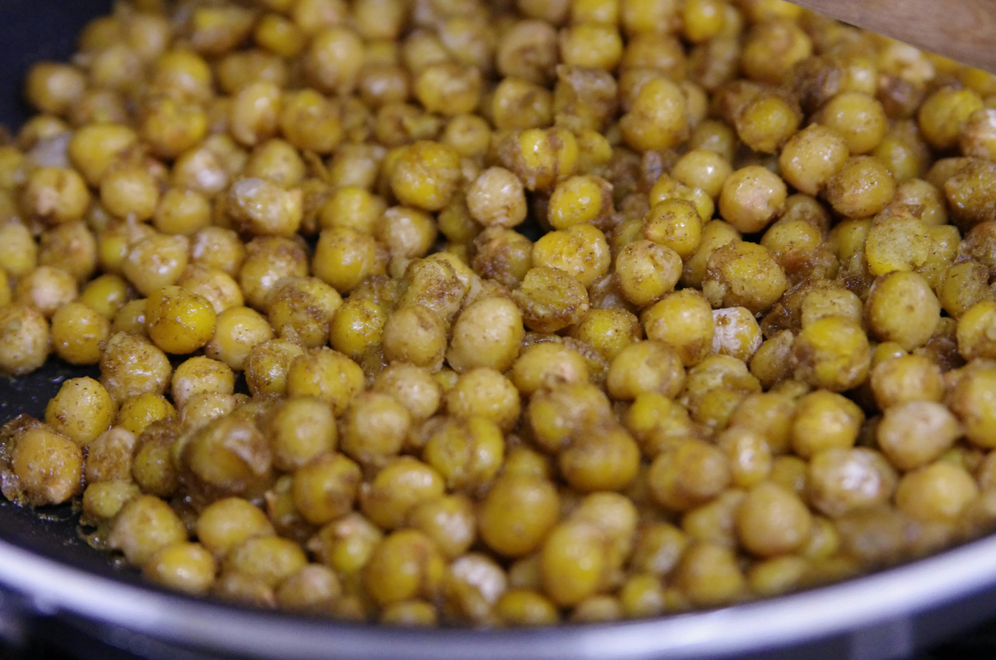 Um snack saud&aacute;vel e crocante! Aprenda a fazer gr&atilde;o de bico na airfryer. Perfeito para beliscar um lanchinho sem culpa e com muito sabor!