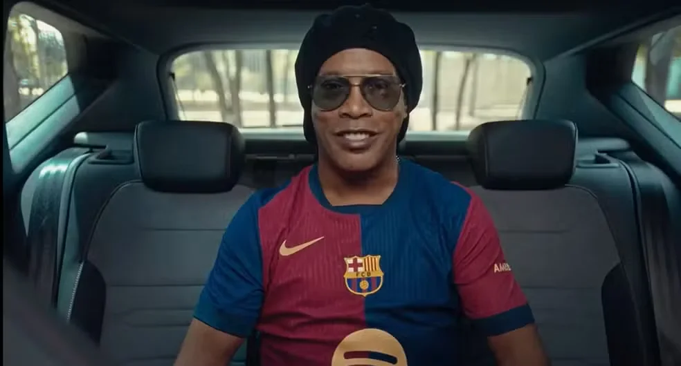 Ronaldinho Gaúcho com o uniforme do Barcelona para a temporada 2024-25