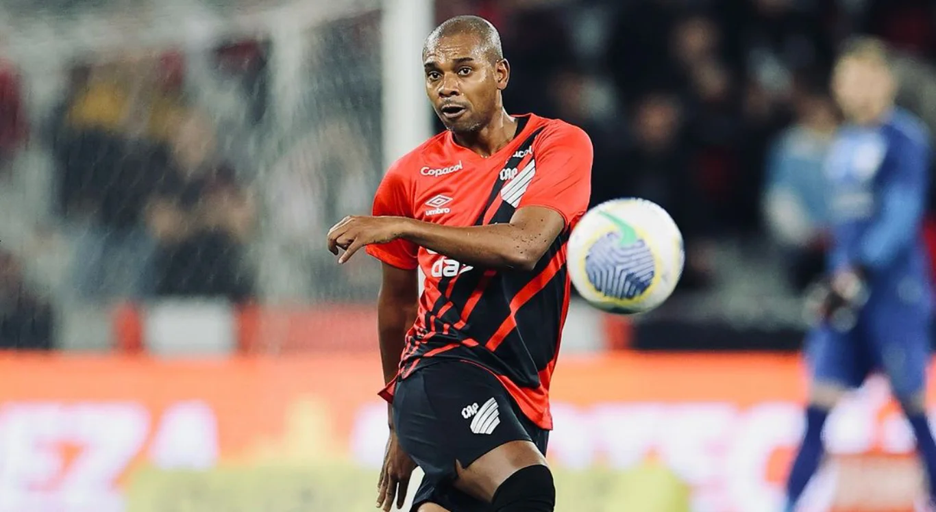 Imagem de Fernandinho, volante do Athletico-PR, chutando a bola em campo