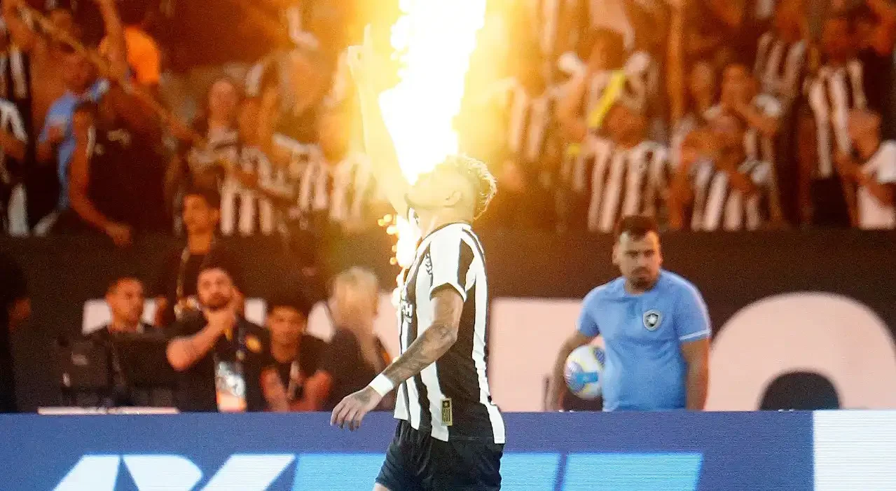 Imagem de Tiquinho Soares comemorando gol pelo Botafogo