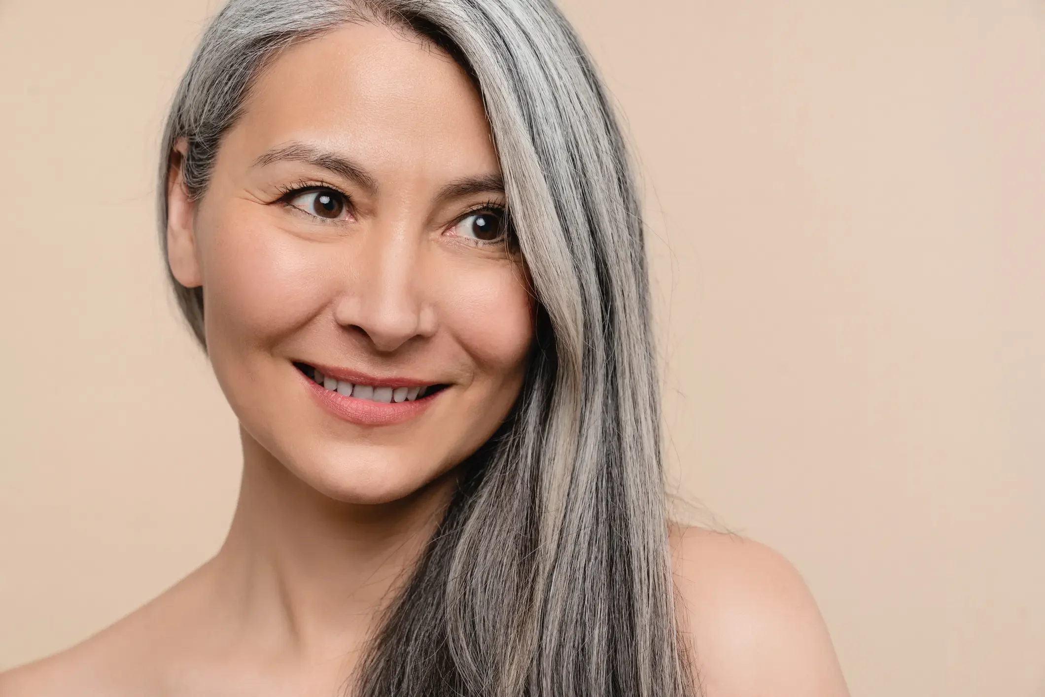 Imagem ilustrativa de uma mulher adulta sorrindo!