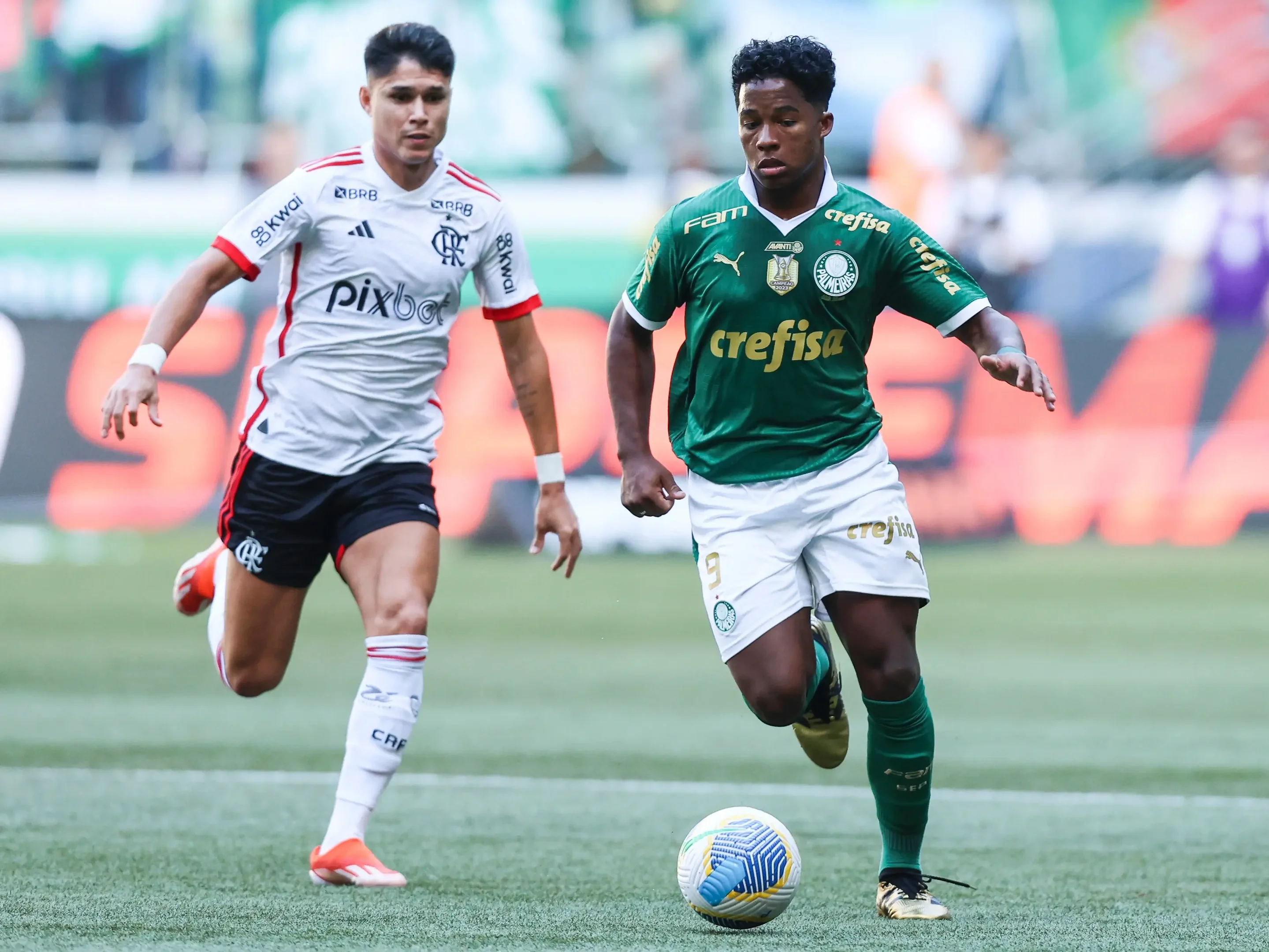 Imagem ilustra Luiz Araújo, atacante do Flamengo, e Endrick, ex-atacante do Palmeiras.