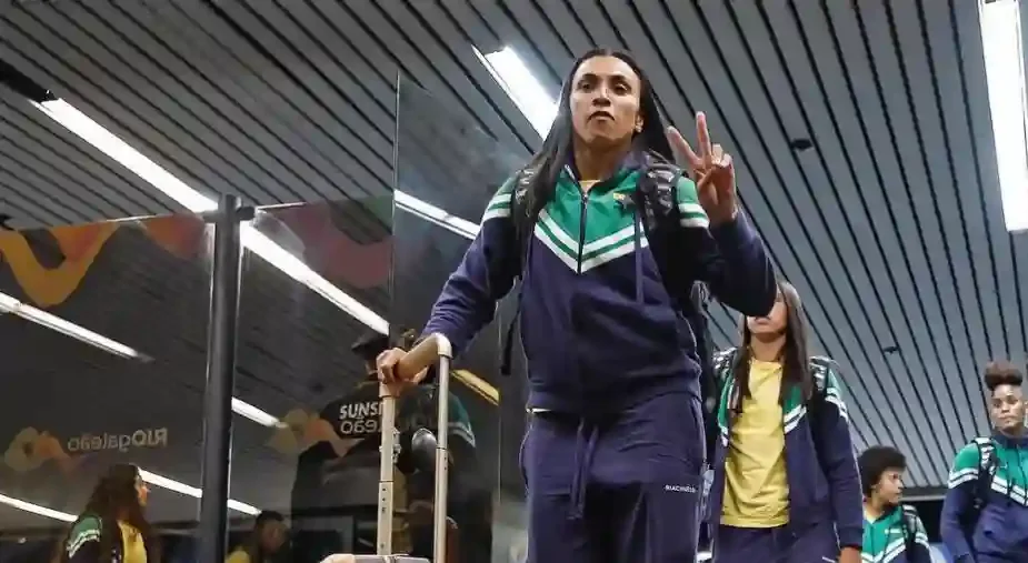 Imagem de Marta no embarque da Seleção Brasileira Feminina para a França