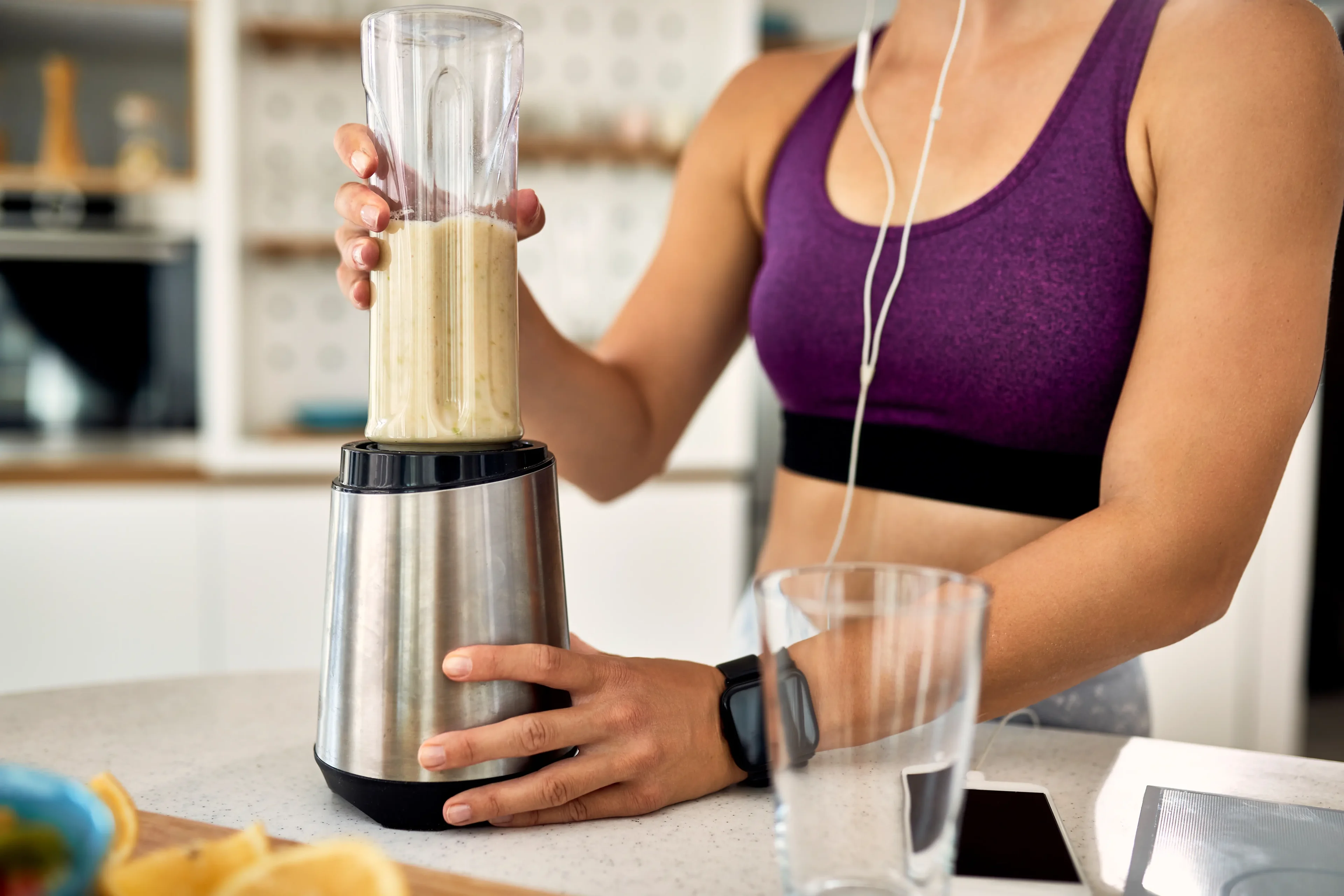 Imagem de mulher preparando vitamina no liquidificador