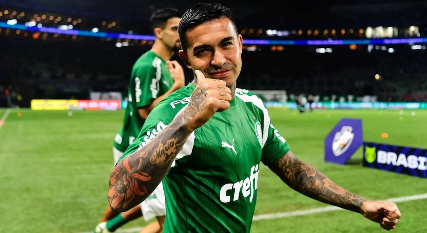 Imagem do atacante Dudu, do Palmeiras, fazendo sinal de positivo