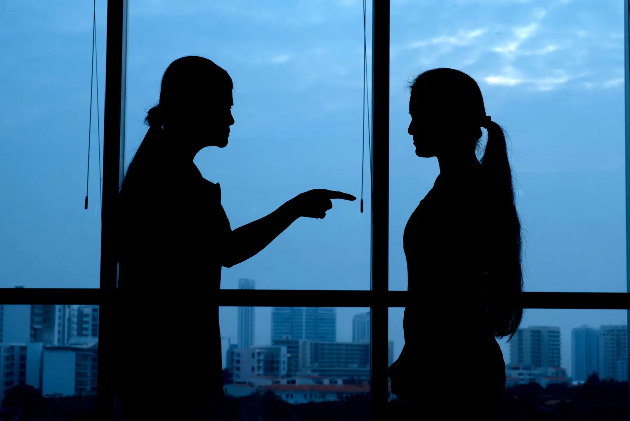 Duas figuras femininas discutindo.