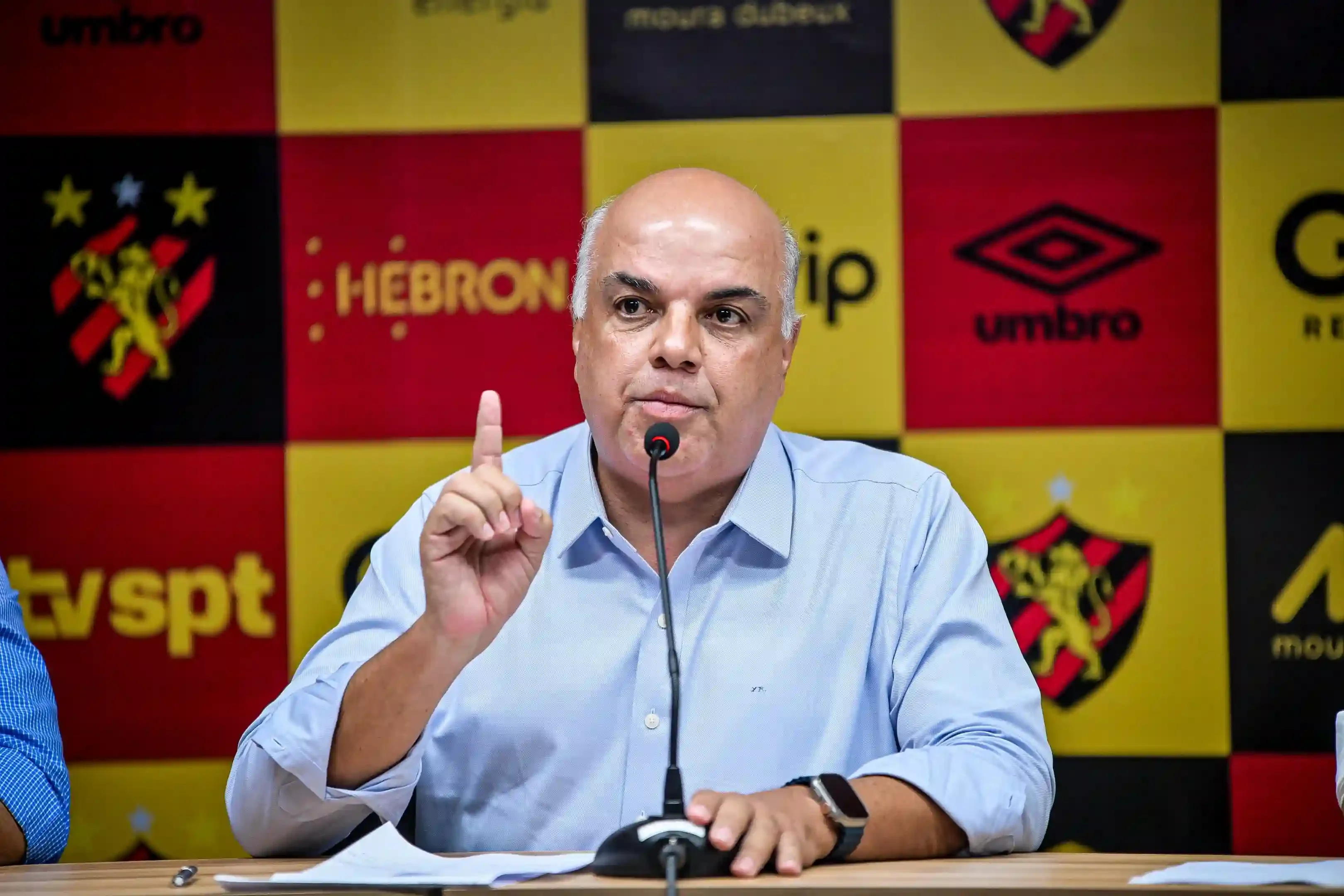 Imagem do presidente do Sport, Yuri Romão, em entrevista coletiva