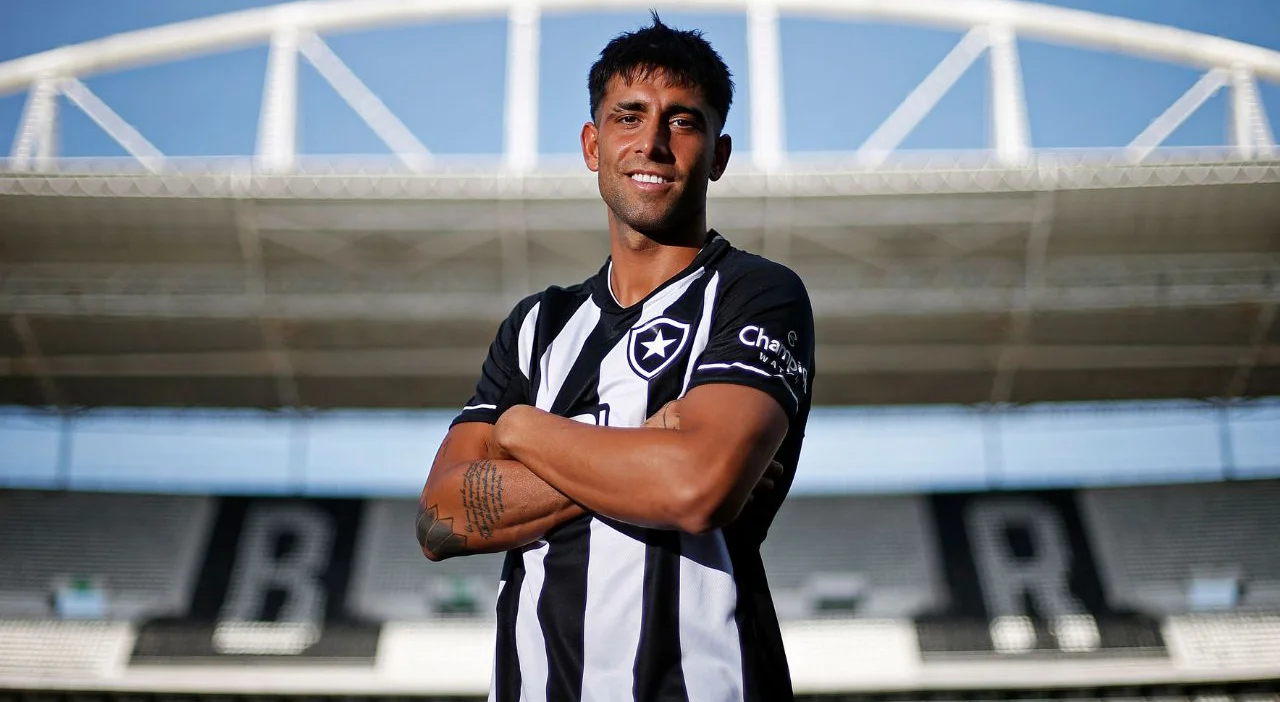 Lateral-direito Di Plácido com a camisa do Botafogo