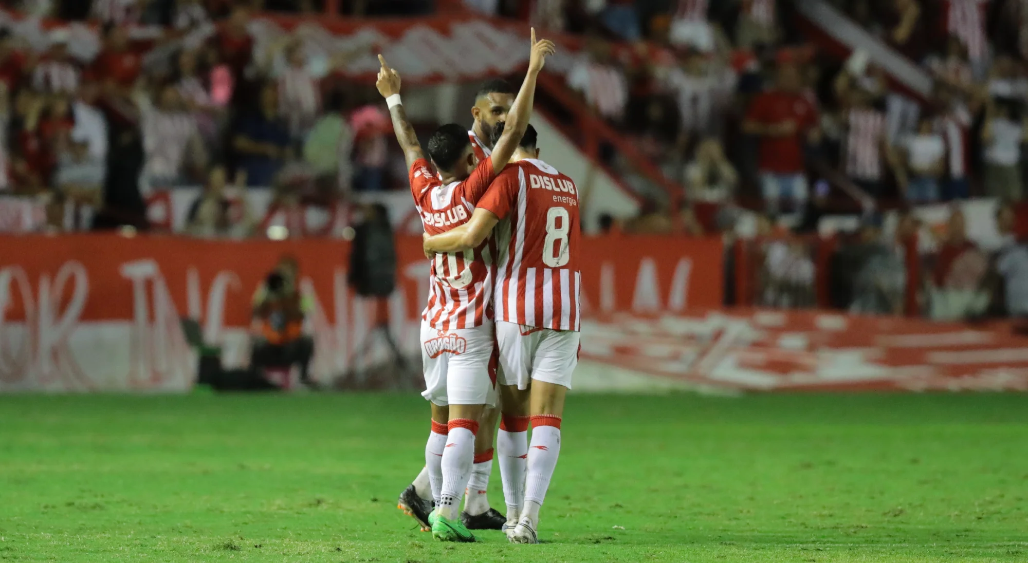 Jogadores do Náutico celebram gol na Série C