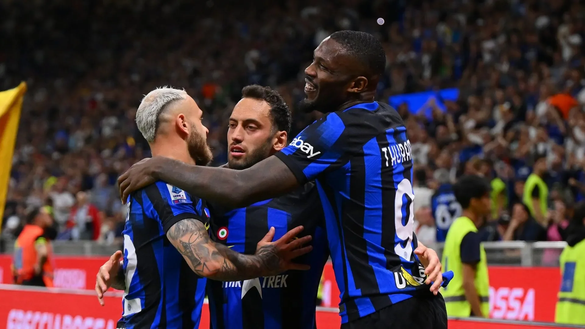 Jogadores da Inter de Milão celebram gol