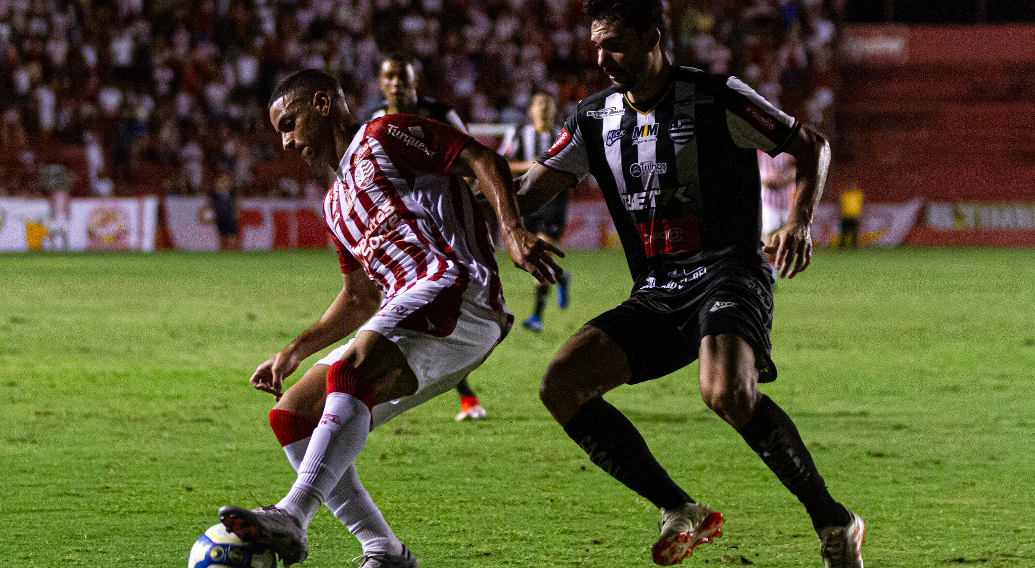 Disputa de bola entre jogadores do Náutico e Athletic em duelo pela Série C