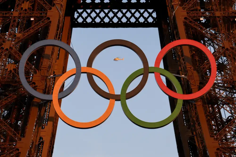 Imagem dos anéis olímpicos em Paris, na França