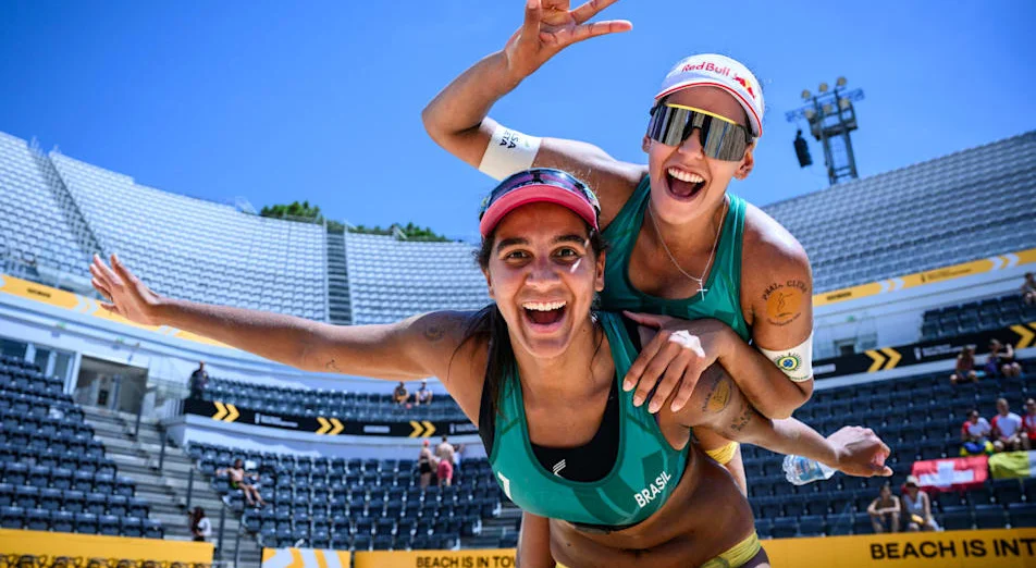 Dupla Ana Patrícia e Duda celebrando vitória no Vôlei de Praia