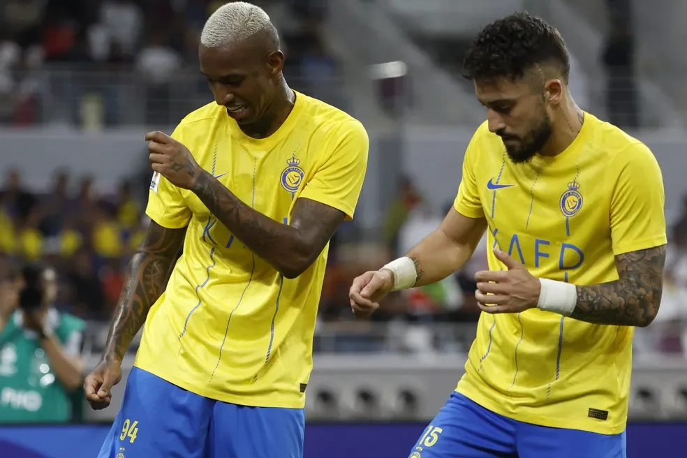 Alex Telles e Anderson Talisca celebram gol do Al-Nassr