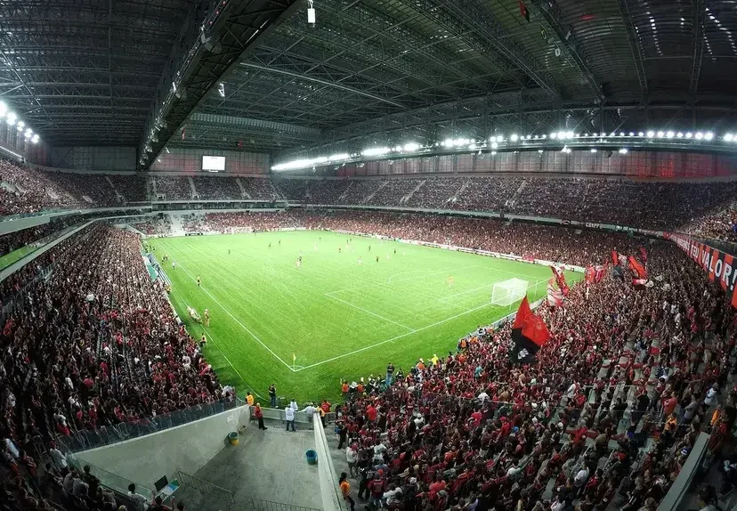 Imagem ilustra torcida do Athletico-PR na Arena da Baixada