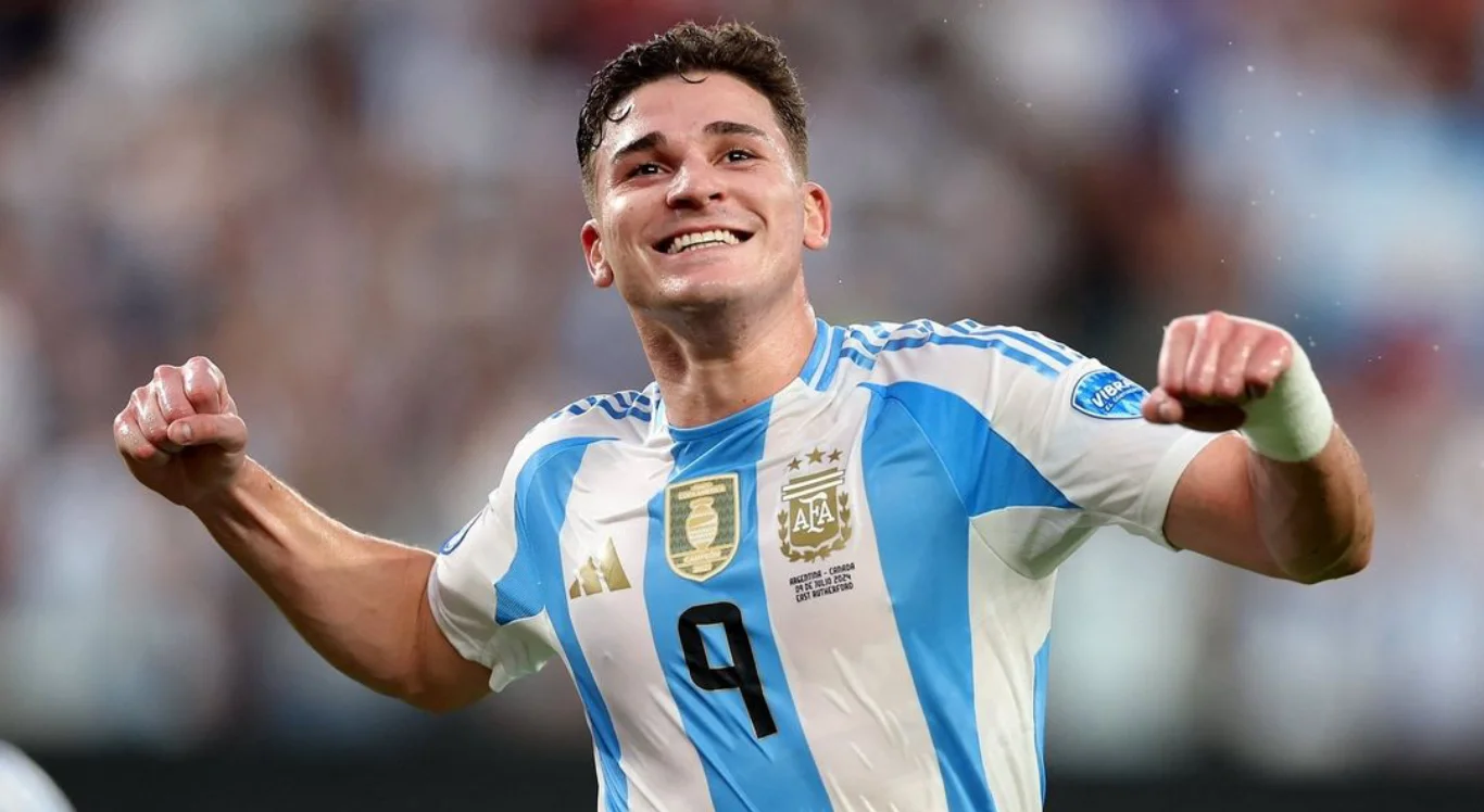 Julián Álvarez, atacante da Argentina, comemora gol com soco no ar