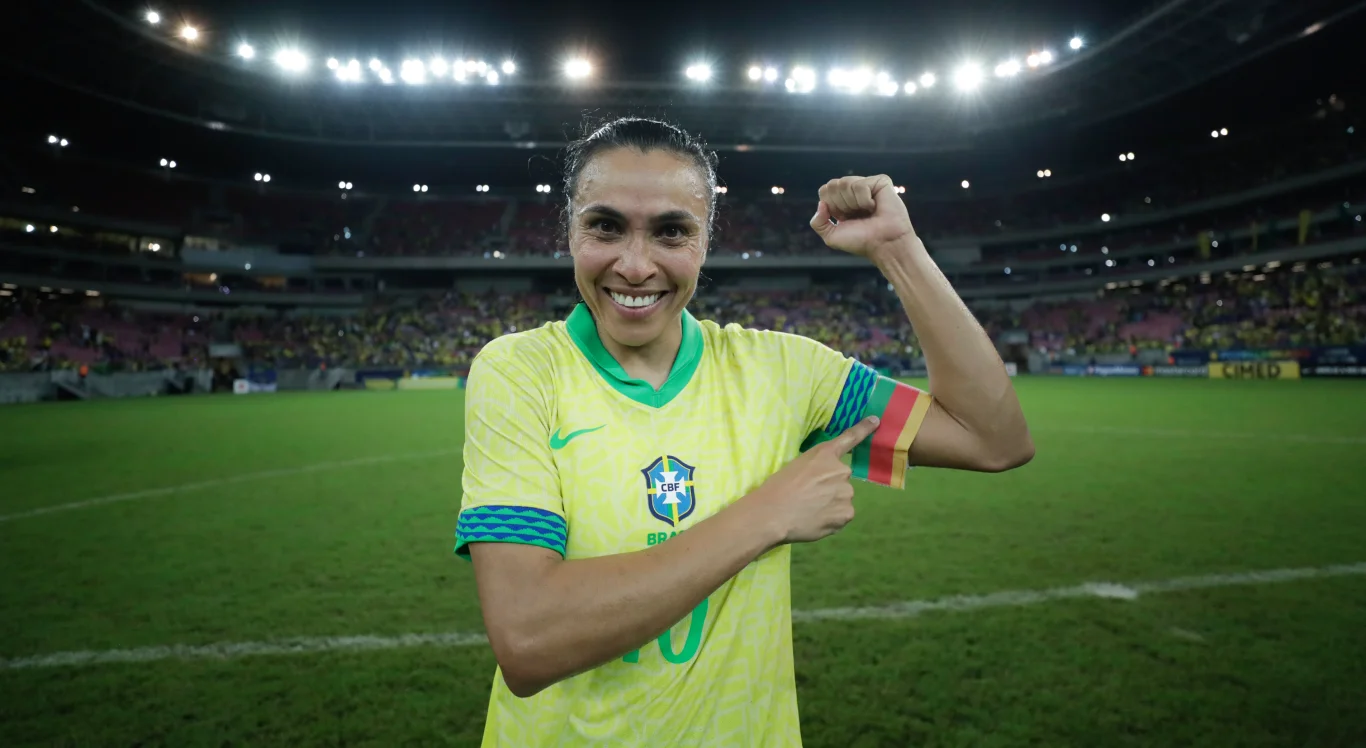 Imagem de Marta mostrando a faixa de capitã do Brasil