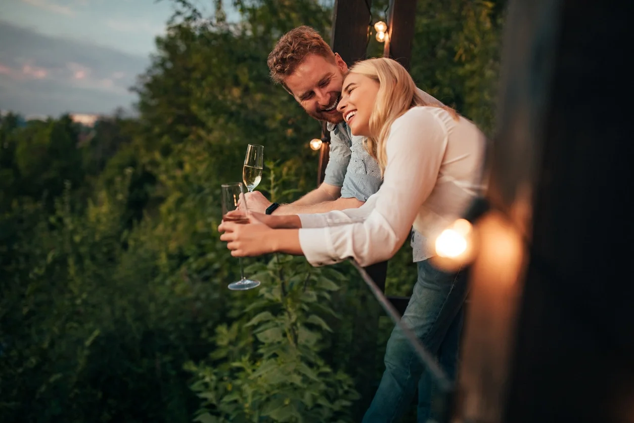 Imagem de um casal feliz na janela em uma paisagem florestal