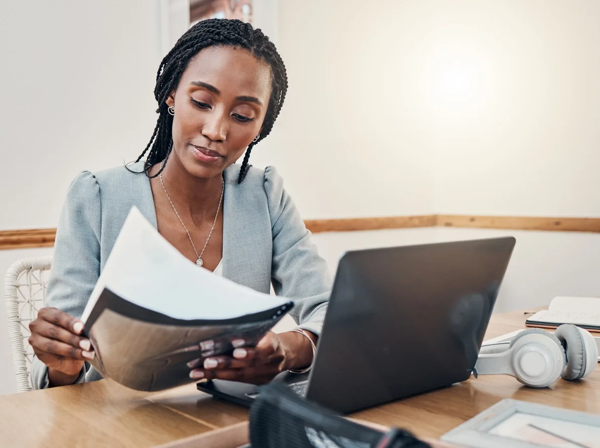 Mulher com documentos de negócios, no trabalho, analisando contas