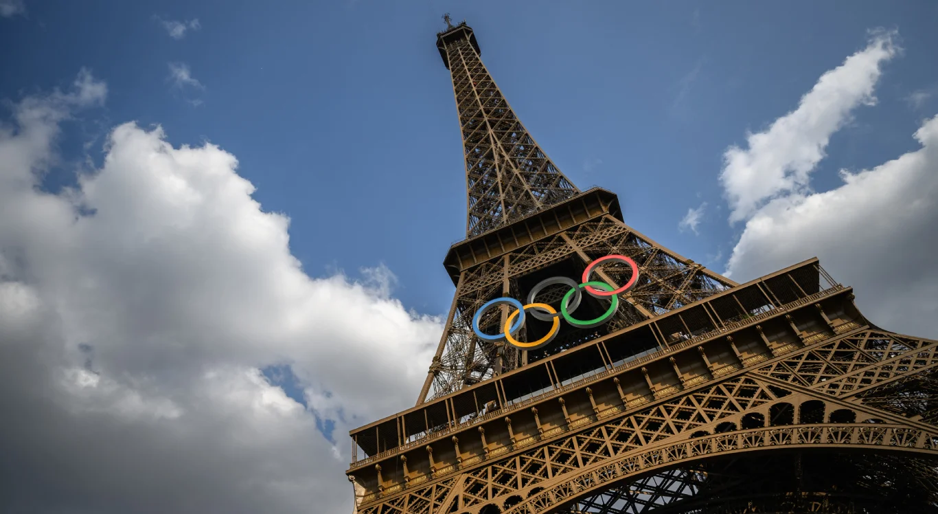 Imagem dos anéis olímpicos na Torre Eiffel, em Paris