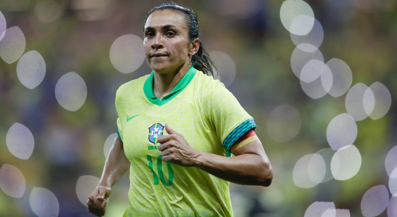 Imagem de Marta em a&ccedil;&atilde;o no campo com a camisa da Sele&ccedil;&atilde;o Brasileira Feminina de Futebol