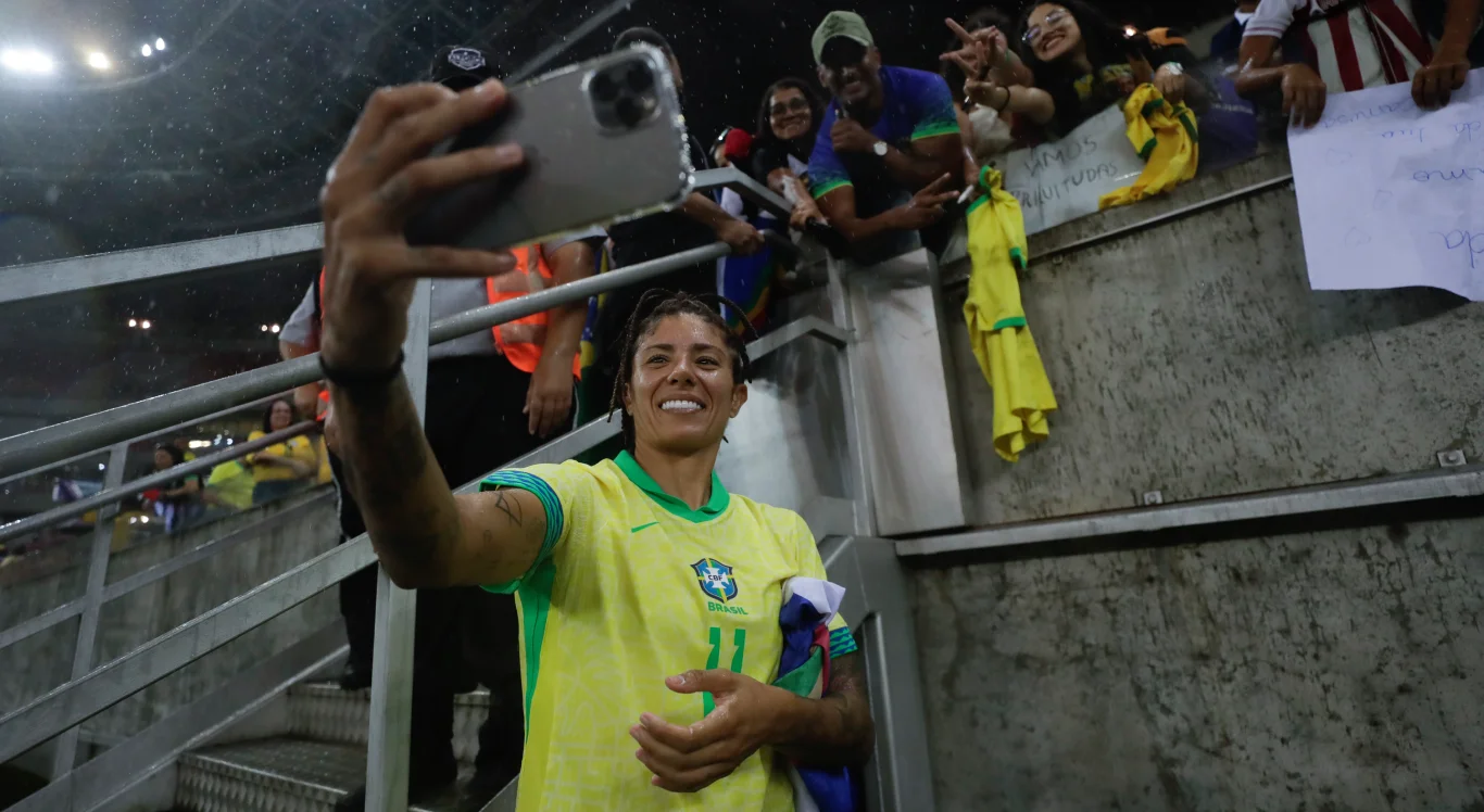 Cristiane, atacante, tira foto com torcedor brasileiro