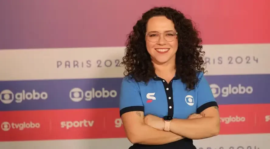 Imagem ilustra Natália Lara com camisa da Globo