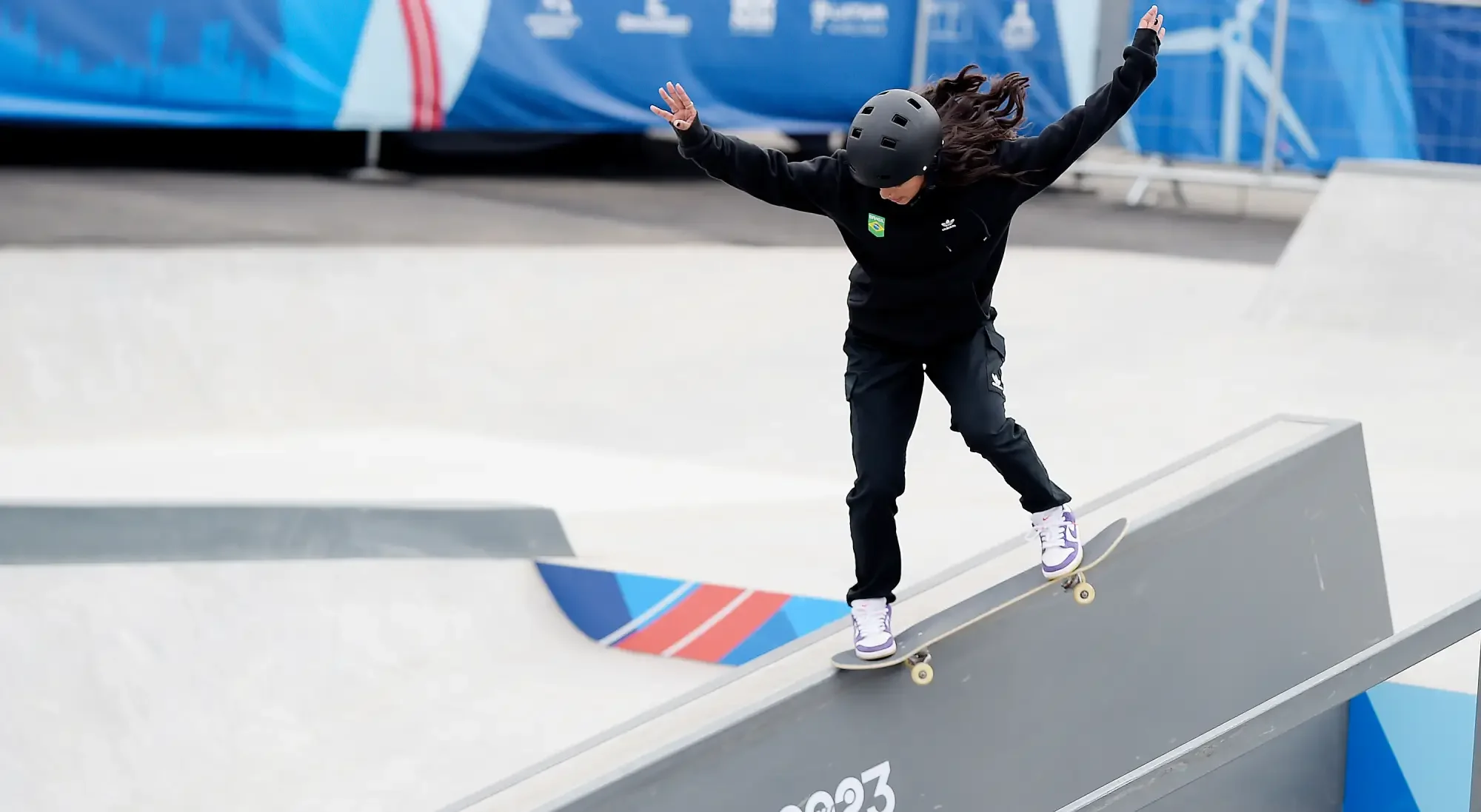 Rayssa Leal fazendo manobra no skate street nos Jogos Pan-Americanos de Santiago, em 2023