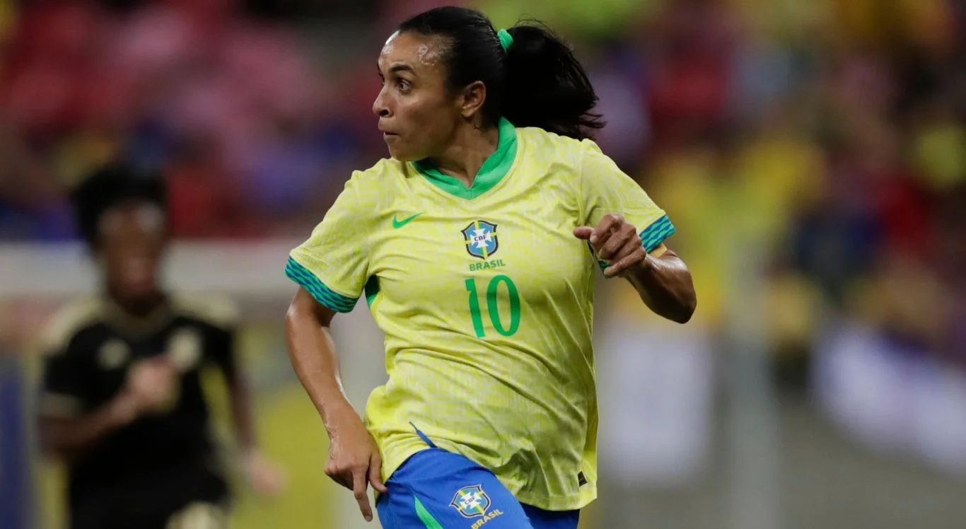 Imagem de Marta olhando para o lado em jogo do Brasil Feminino