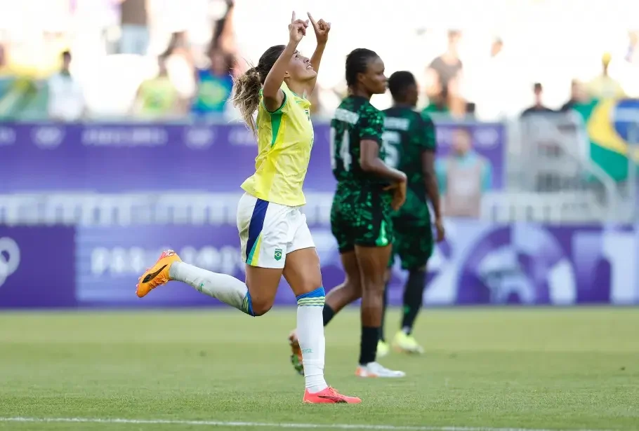 Atacante Gabi Nunes comemorando gol