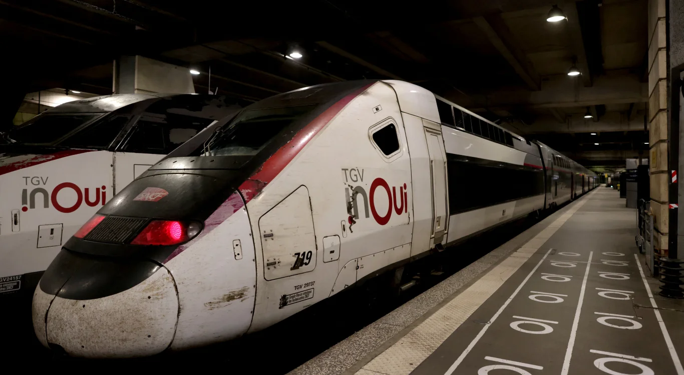 Imagem de um trem de alta velocidade de Paris