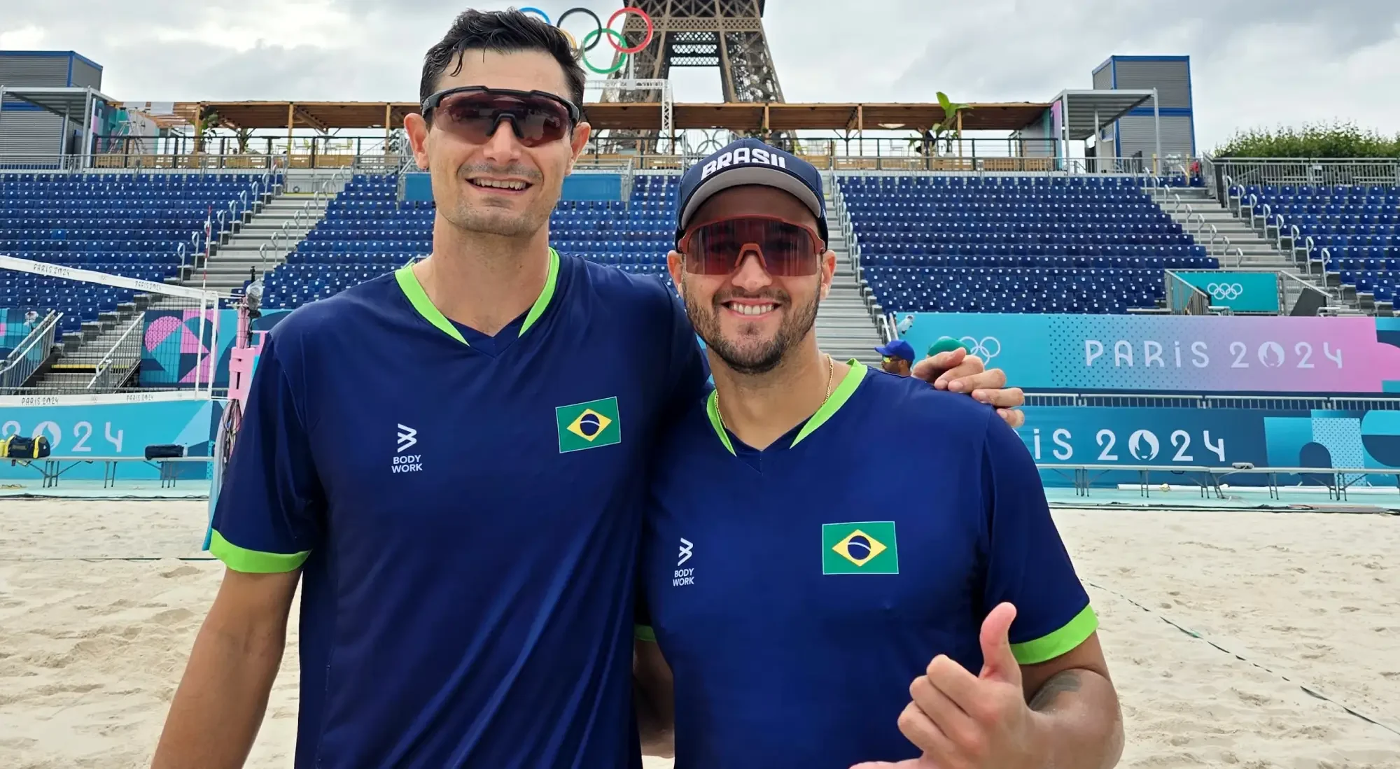 André e George posam após treino em Paris