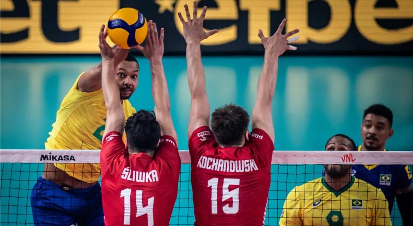 Imagem de Alan marcando ponto para o Brasil em jogo de vôlei