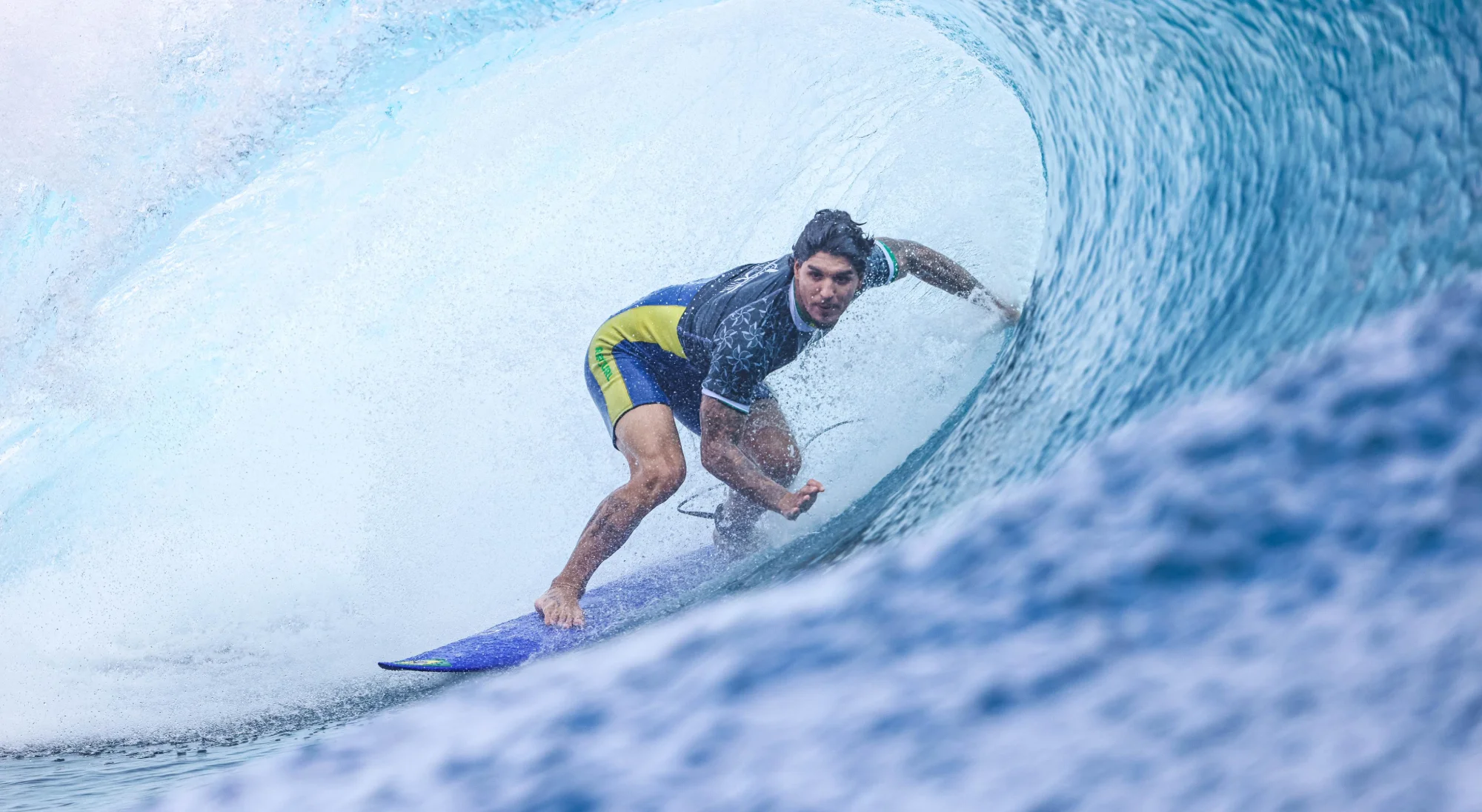 Gabriel Medina surfando em onda na praia de Teahupo'o, no Taiti, Polinésia Francesa