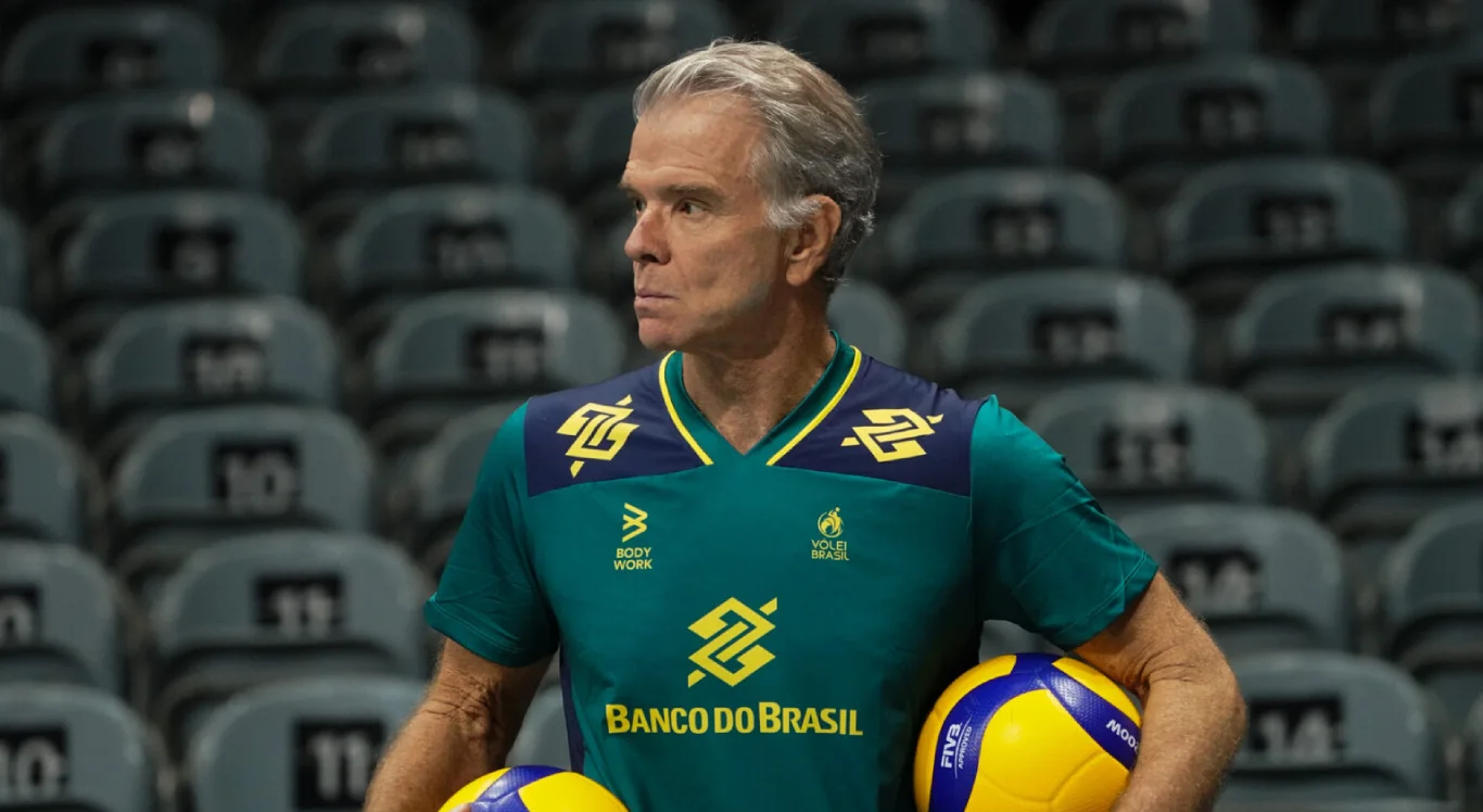 Imagem de Bernardinho em treino da seleção masculina de vôlei