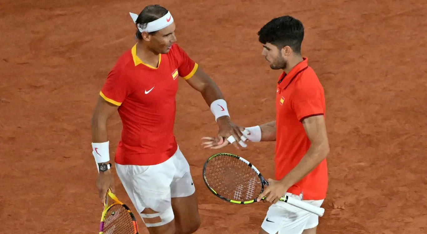 Rafael Nadal e Carloz Alcaraz apertando as mãos como cumprimento