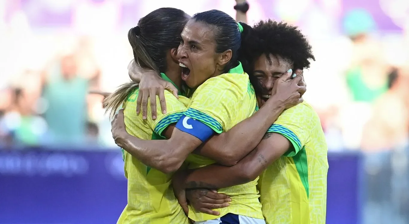 Imagem de Marta abra&ccedil;ando as companheiras da Sele&ccedil;&atilde;o Brasileira Feminina