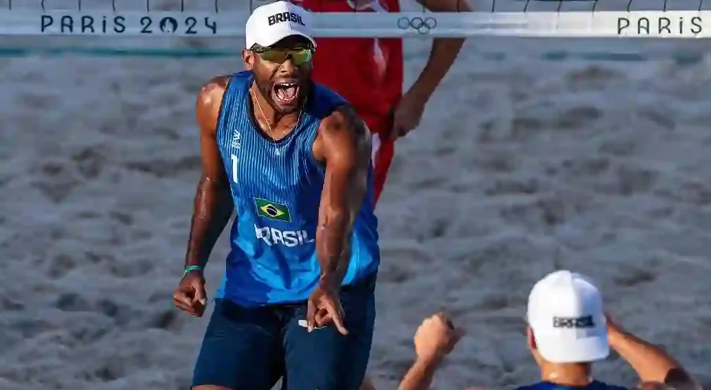 Imagem de Evandro na estreia no vôlei de praia masculino em Paris 2024