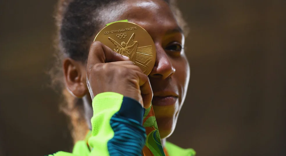 Judoca Rafaela Silva mostrando a medalha de ouro dos Jogos Olímpicos do Rio-2026