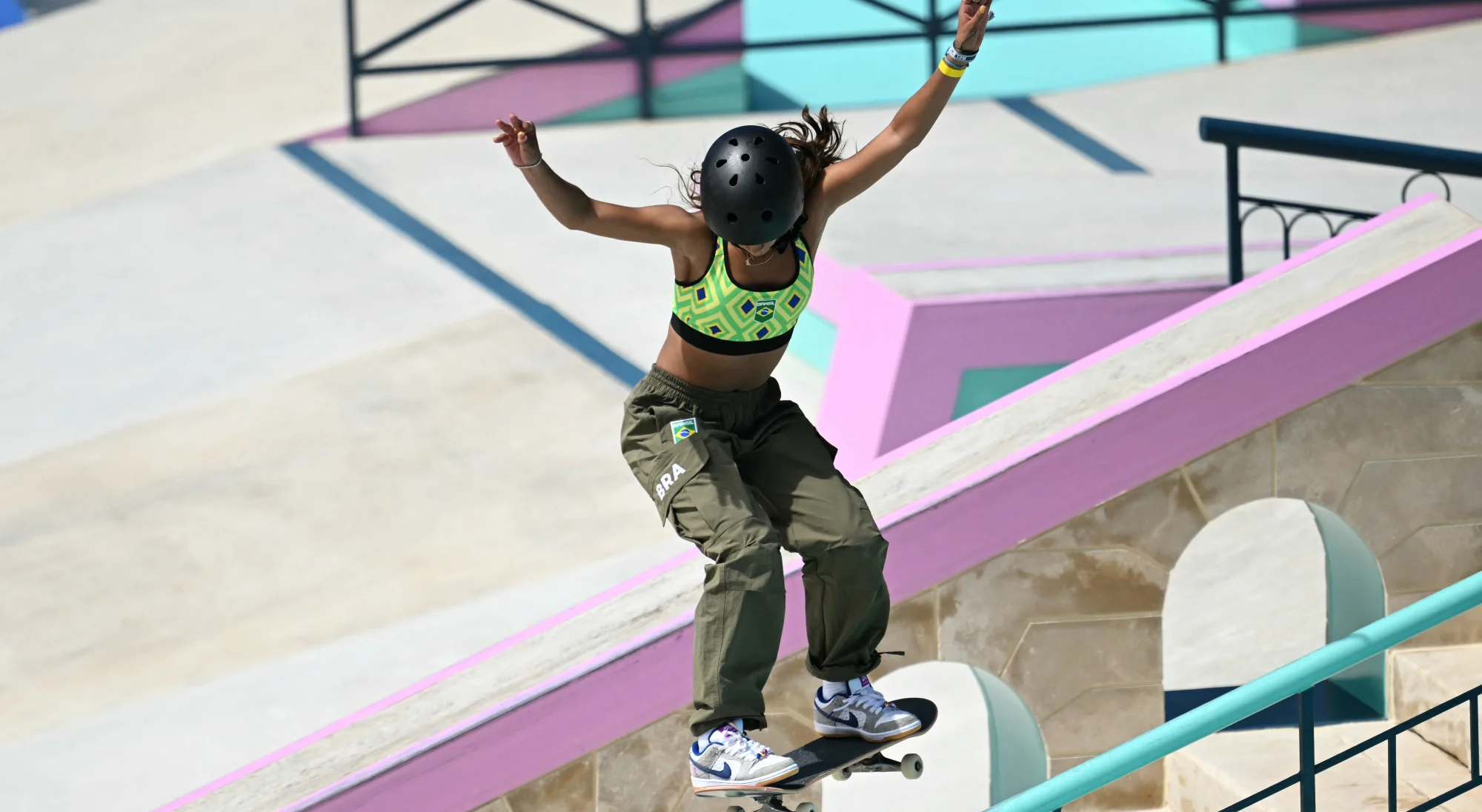 Rayssa Leal faz manobra durante prova do skate street na Olimpíada de Paris