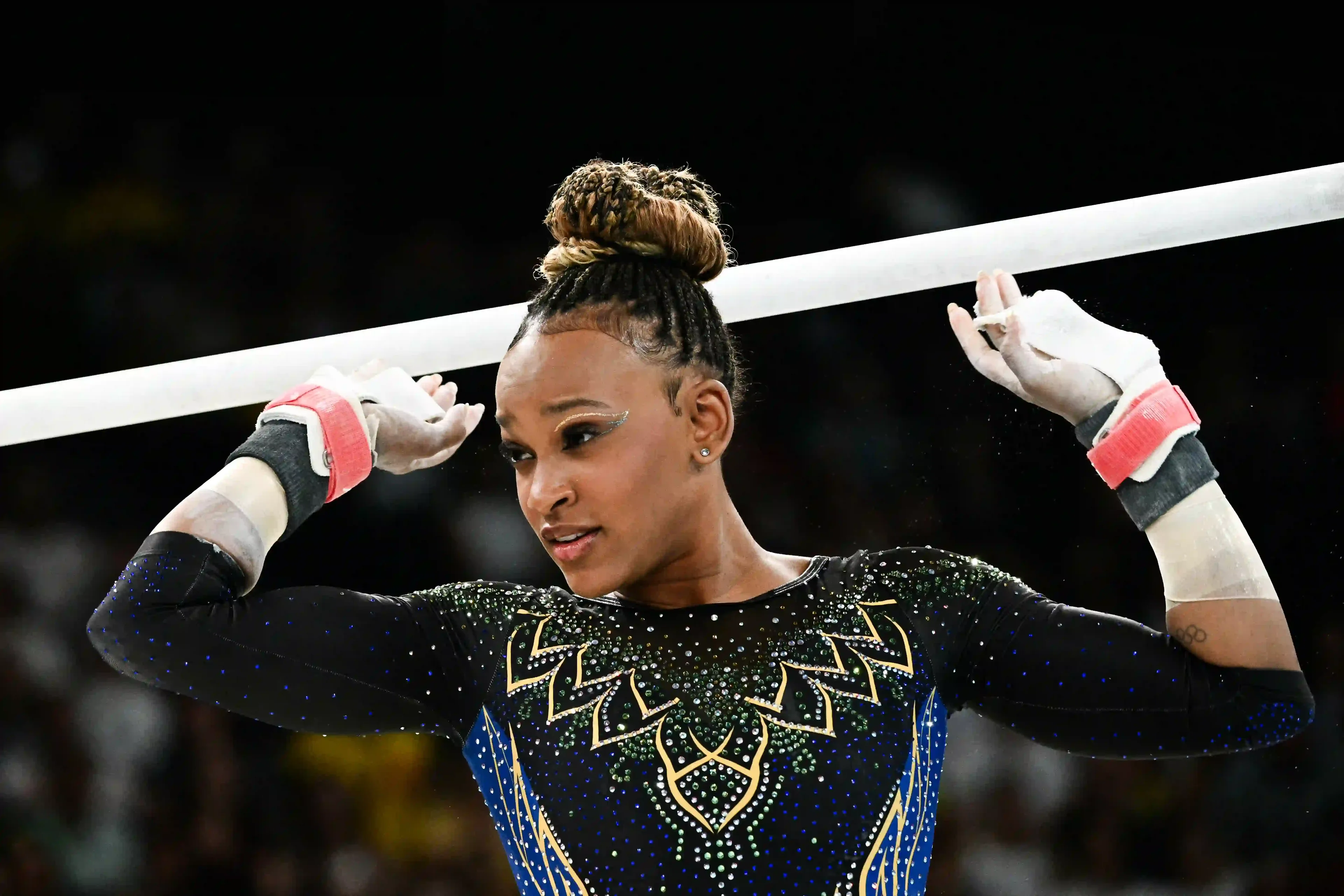 Imagem de Rebeca Andrade em ação nos Jogos Olímpicos de Paris 2023