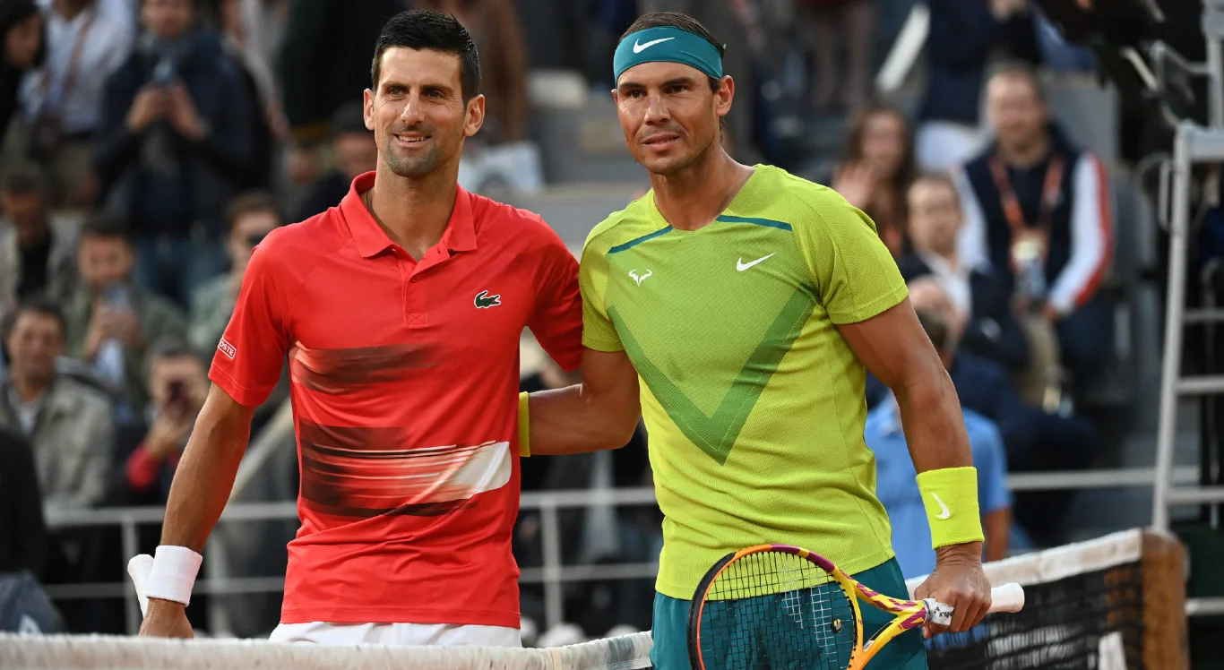 Imagem de Djokovic (esquerda) e Nadal (direita) abraçados