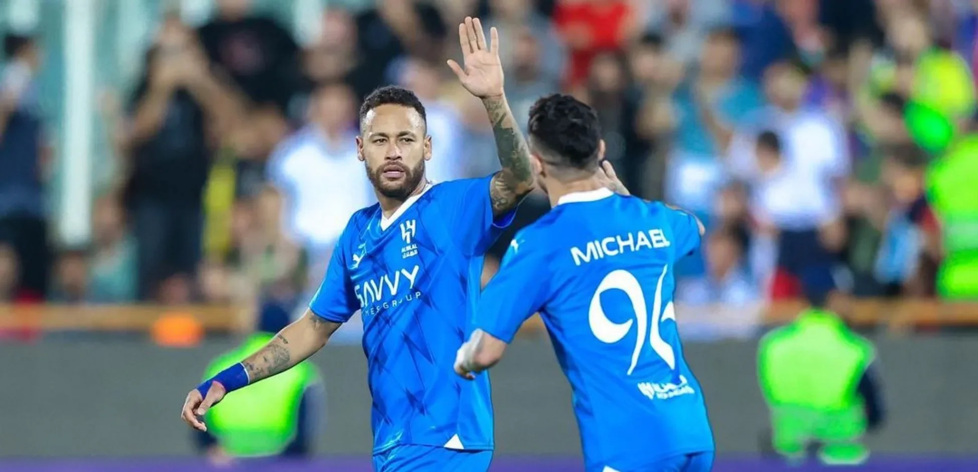 Neymar e Michael, atacantes do Al-Hilal comemorando um gol