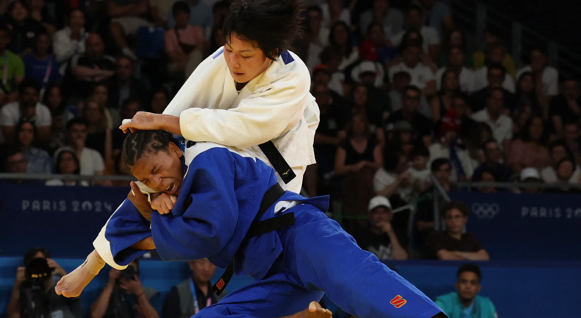 Rafaela Silva tenta aplicar golpe de Judô na japonesa Haruka Funakubo na Olimpíada de Paris