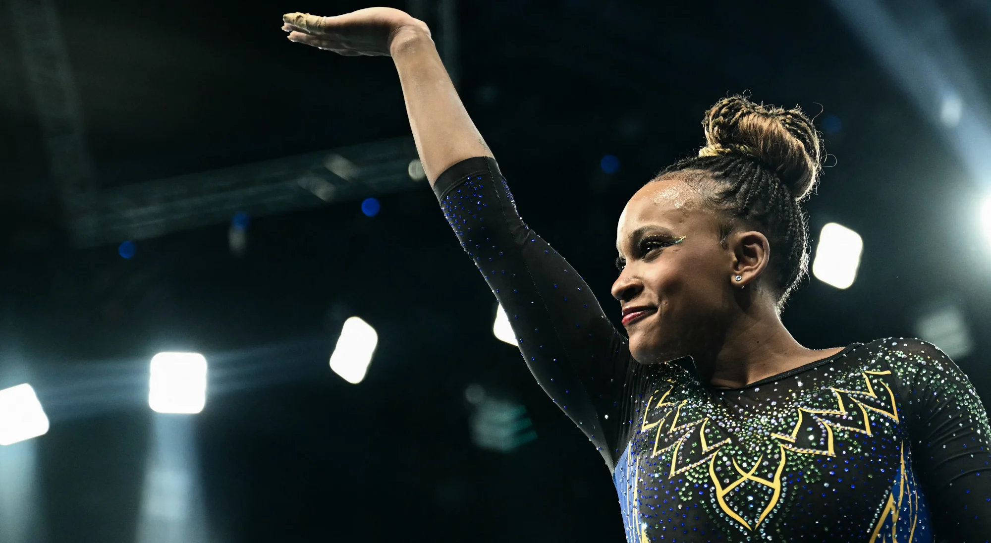 Rebeca Andrade faz pose durante apresentação individual na ginástica em Paris-2024