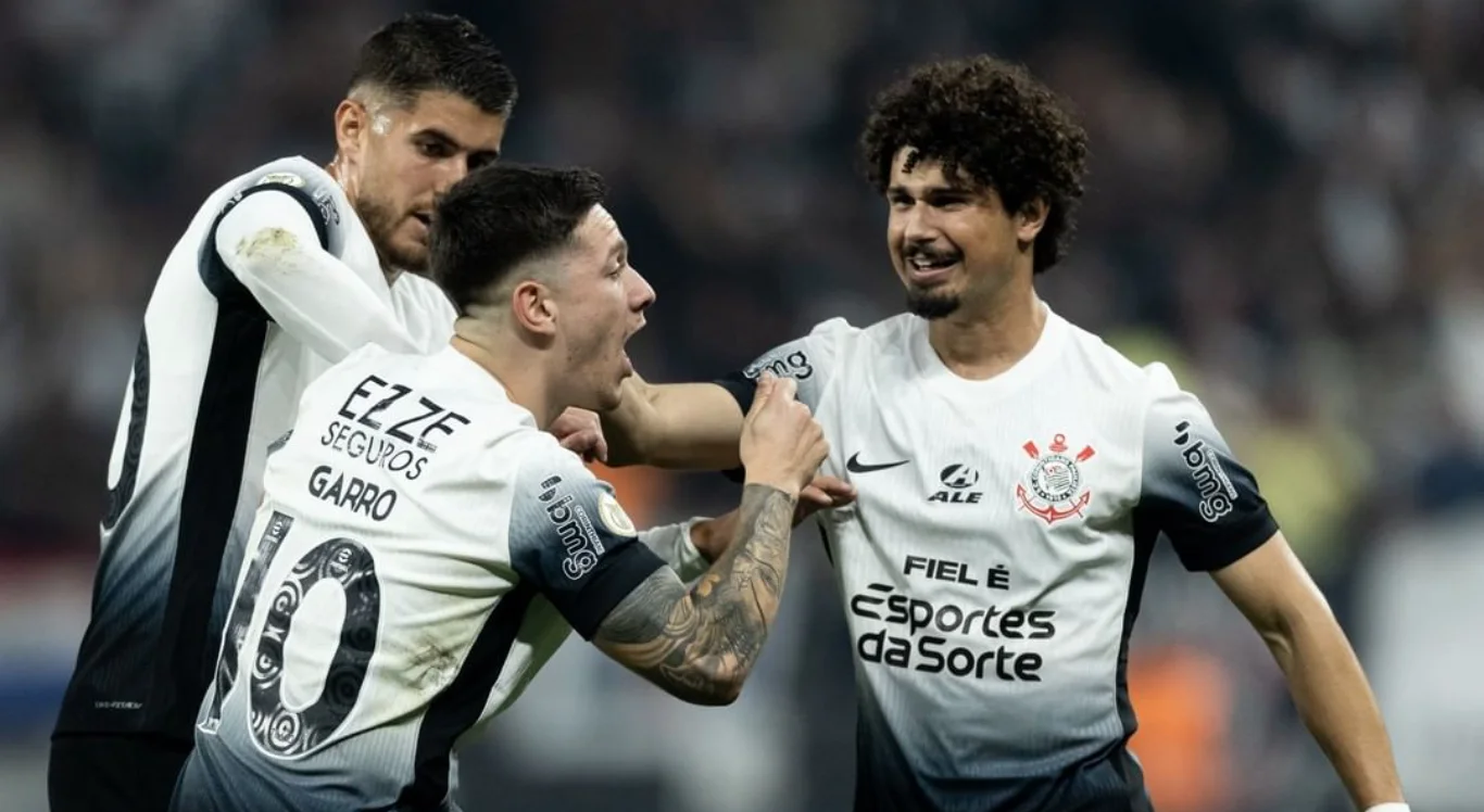 Jogadores do Corinthians se cumprimentam durante jogo